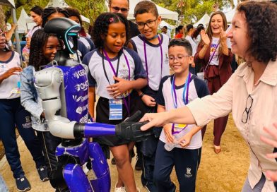 Robô, pesquisas e histórias de mulheres da ciência atraem estudantes na Semana Nacional de Ciência e Tecnologia de Campos